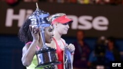 Serena Williams (i) y Maria Sharapova (d), reciben sus trofeos.