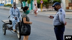 Un oficial de la policía hace guardia en el barrio de El Carmelo, en La Habana.