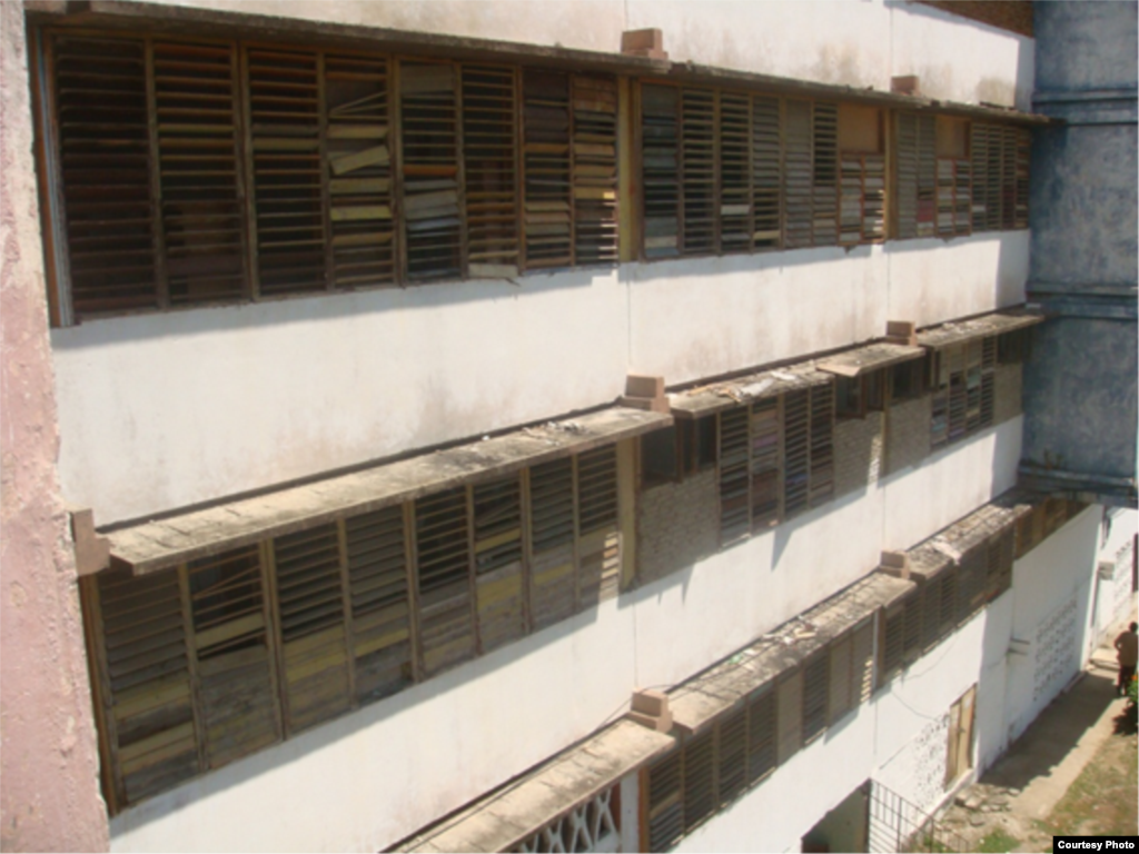 Esta imagen muestra el deterioro de una escuela en Santiago de Cuba. Numerosos centros escolares del país exhiben semejante condiciones, mientras los recursos para su reparación tardan años en aparecer.