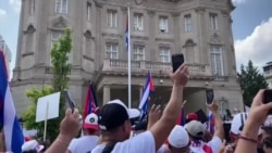 Manifestantes en Washington marcharon hasta la embajada de Cuba