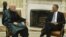 El presidente estadounidense, Barack Obama (d), conversa con su homólogo afgano, Hamid Karzai, en el despacho Oval en la Casa Blanca en Washington DC, Estados Unidos. 