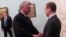 Díaz-Canel y Medvedev se saludan durante una visita del gobernante cubano a Moscú. (Archivo)