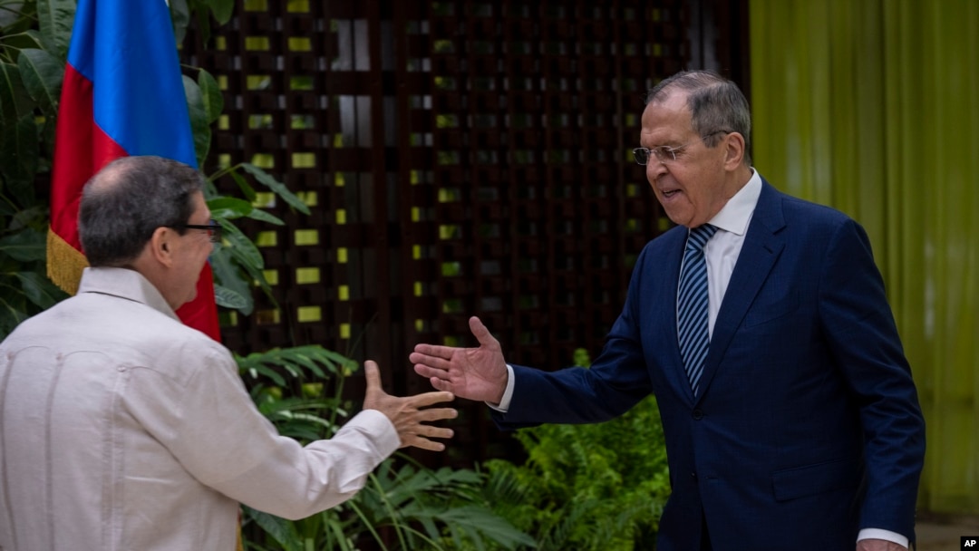 El canciller ruso Sergei Lavrov (der.) viaja a Cuba para "discutir temas actuales de la cooperación bilateral y la agenda global y regional". (AP/Ramon Espinosa, Pool/Archivo)
