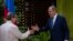 El canciller ruso Sergei Lavrov (der.) viaja a Cuba para "discutir temas actuales de la cooperación bilateral y la agenda global y regional". (AP/Ramon Espinosa, Pool/Archivo)