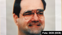 Foto de Armando Alejandre Jr, víctima del crimen contra las avionetas Hermanos al Rescate, expuesta durante homenaje a los fallecidos