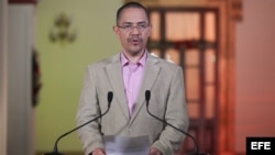 El ministro de Comunicación venezolano, Ernesto Villegas, durante una alocución desde el Palacio de Miraflores, en Caracas, Venezuela 