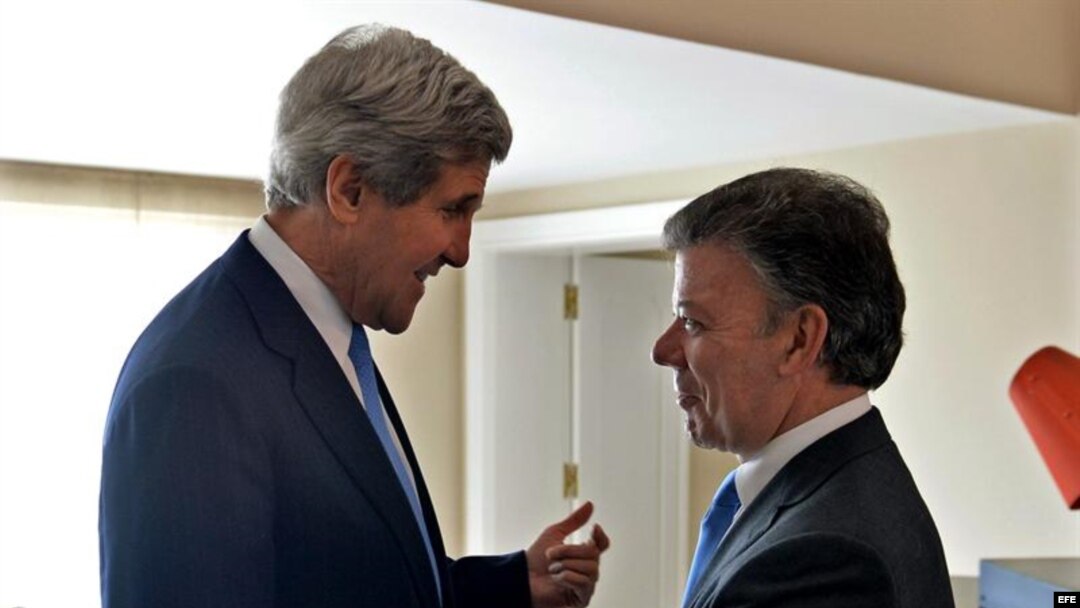 Fotografía cedida por Presidencia de Colombia del mandatario del país, Juan Manuel Santos (d), saludando al secretario de Estado de Estados Unidos, John Kerry (i), hoy, lunes 12 de agosto de 2013, en el Palacio de Nariño de Bogotá.