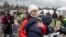 Una mujer que huyó de Ucrania carga a su hijo a su llegada al cruce fronterizo de Medyka, el lunes 28 de febrero de 2022, en Polonia. (AP Foto/Visar Kryeziu)