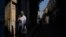 Una doctora espera en a entrada de una vivienda para chequear posibles casos de COVID-19. REUTERS/Alexandre Meneghini