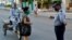 Un oficial de la policía hace guardia en el barrio de El Carmelo, en La Habana.
