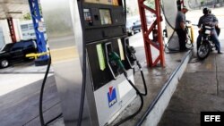 Una motocicleta es recargada en una estación de servicio de gasolina en Caracas (Venezuela).