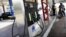Una motocicleta es recargada en una estación de servicio de gasolina en Caracas (Venezuela).