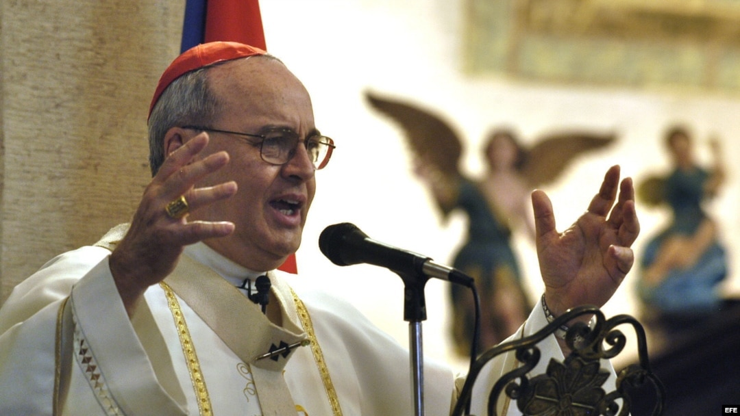 El cardenal cubano Jaime Ortega y Alamino oficia una misa por el papa Juan Pablo II (2005). 