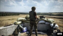 Soldado ucraniano vigilando un punto de control de acceso a Donetsk, al este de Ucrania. 