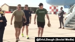 El secretario de Guerra de EEUU, Pete Hegseth, llega a la Base Naval de Guantánamo. 