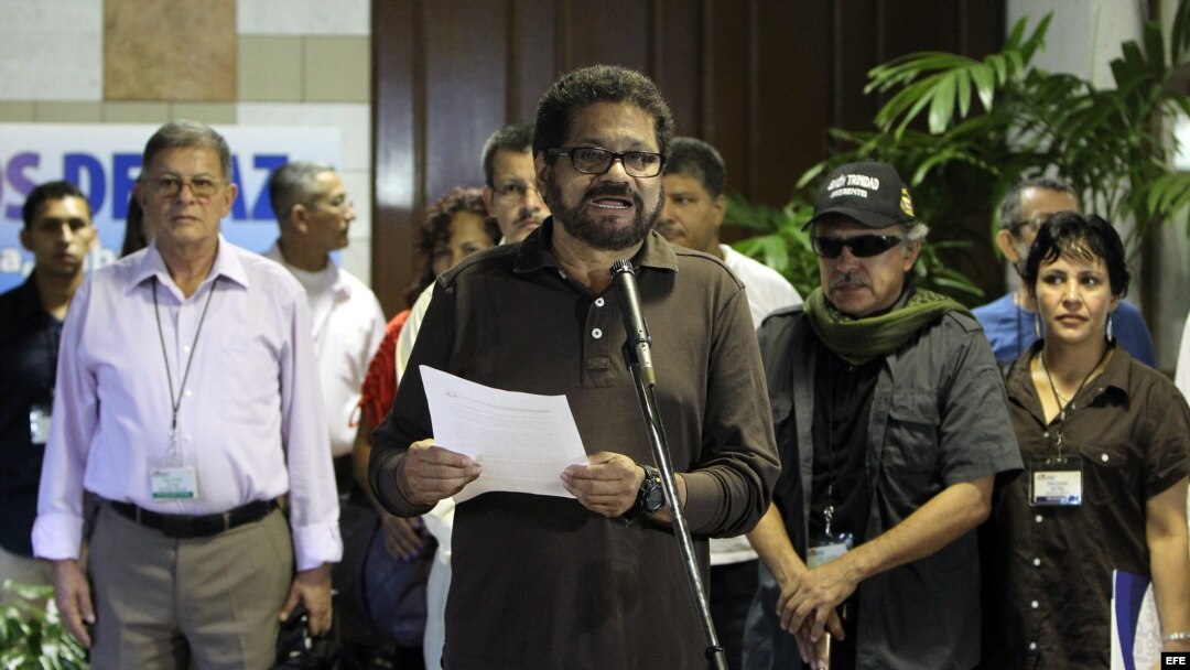 El jefe negociador del grupo terroista de las FARC, Luciano Marín Arango, alias "Iván Márquez", lee una declaración en La Habana (Cuba). Archivo