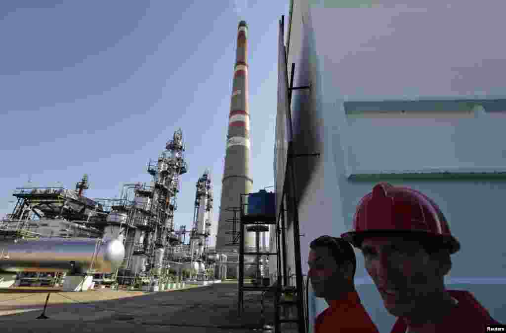 &nbsp;La refiner&iacute;a no fue reabierta sino hasta el 2007, despu&eacute;s de que Ch&aacute;vez, que ahora es el aliado m&aacute;s cercano de Cuba, financi&oacute; una renovaci&oacute;n de la instalaci&oacute;n y garantiz&oacute; un suministro estable de petr&oacute;leo.