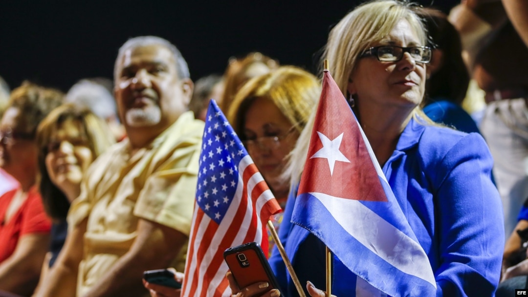 Votantes de Miami asisten a un acto de campaña en apoyo a su candidato.