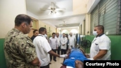 Médicos cubanos dan una gira por sus instalaciones en Haití a miembros del personal de la embajada de Estados Unidos y de la misión Promesa Continua 2015.