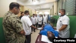 Médicos cubanos dan una gira por sus instalaciones en Haití a miembros del personal de la embajada de Estados Unidos y de la misión Promesa Continua 2015.