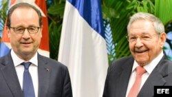 El mandatario francés François Hollande durante una reunión con el gobernante cubano Raúl Castro. Archivo.
