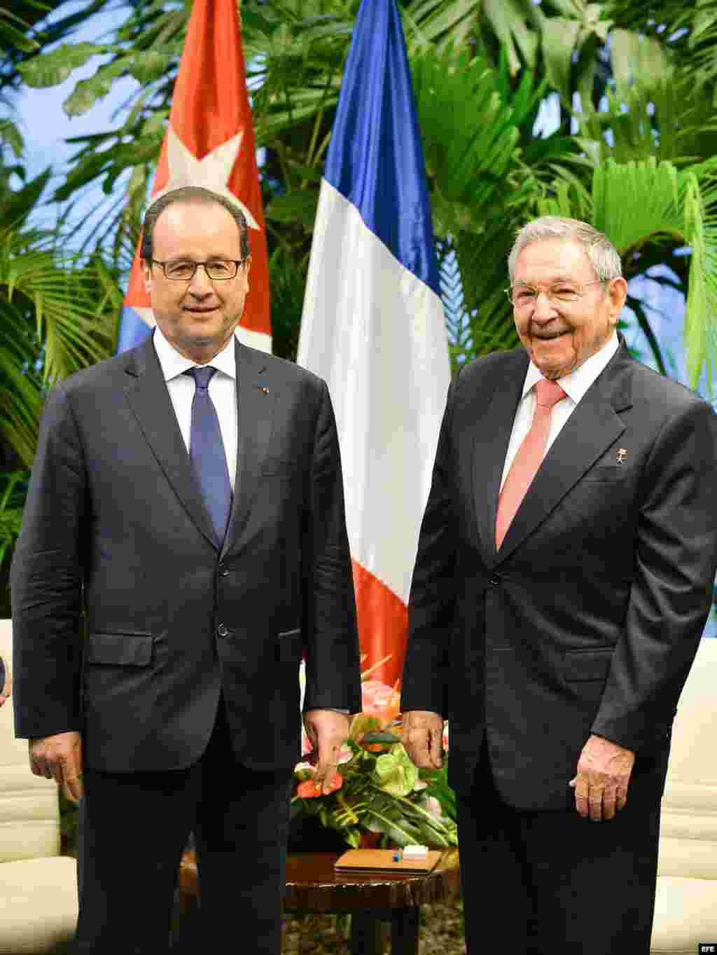 El mandatario francés, François Hollande, se reúne con su homólogo cubano, Raúl Castro.