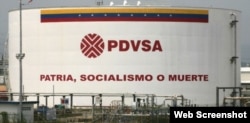 Un cartel en una de las plantas de PDVSA (Archivo).