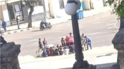 Sentada de estudiantes en la escalinata de la Universidad de La Habana