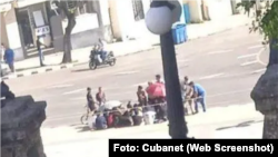 Sentada de estudiantes en la escalinata de la Universidad de La Habana