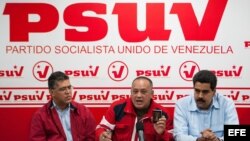 El presidente de la Asamblea Nacional, Diosdado Cabello (c), el presidente encargado, Nicolás Maduro (d), y el canciller Elias Jaua (i) . 