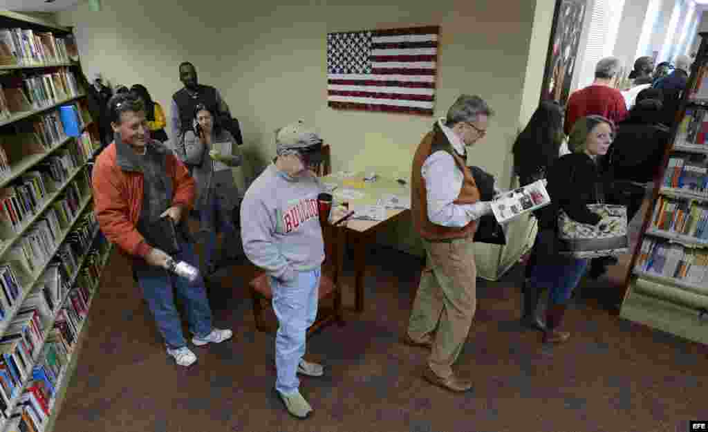 Ciudadanos hacen cola para ejercer su derecho al voto adelantado para las elecciones generales.