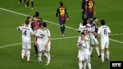 Los jugadores del F. C. Barcelona y del Real Madrid, a la finalización del encuentro correspondiente a la vuelta de la semifinal de la Copa del Rey de fútbol, disputado en el Nou Camp, en Barcelona. 