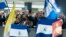 Familiares de algunos de los 222 presos políticos nicaragüenses que fueron liberados son recibidos en el aeropuerto internacional Washington Dulles, en Virginia, Estados Unidos. (AP Foto/José Luis Magana).