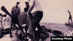 Operación Makasi: Exiliados cubanos en el Lago Tanganyka alistan una ametralladora pesada.