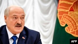 El gobernante de Bielorrusia, Alexander Lukashenko, habló con periodistas extranjeros desde su residencia en el Palacio de la Independencia en Minsk, el 6 de julio de 2023.