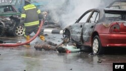 Un efectivo del Cuerpo de Bomberos en el lugar donde hoy se han producido al menos dos explosiones, en el centro de la ciudad de Abuya (Nigeria), mientras se celebraban los actos oficiales del cincuentenario de la independencia de Nigeria. Los hechos se h