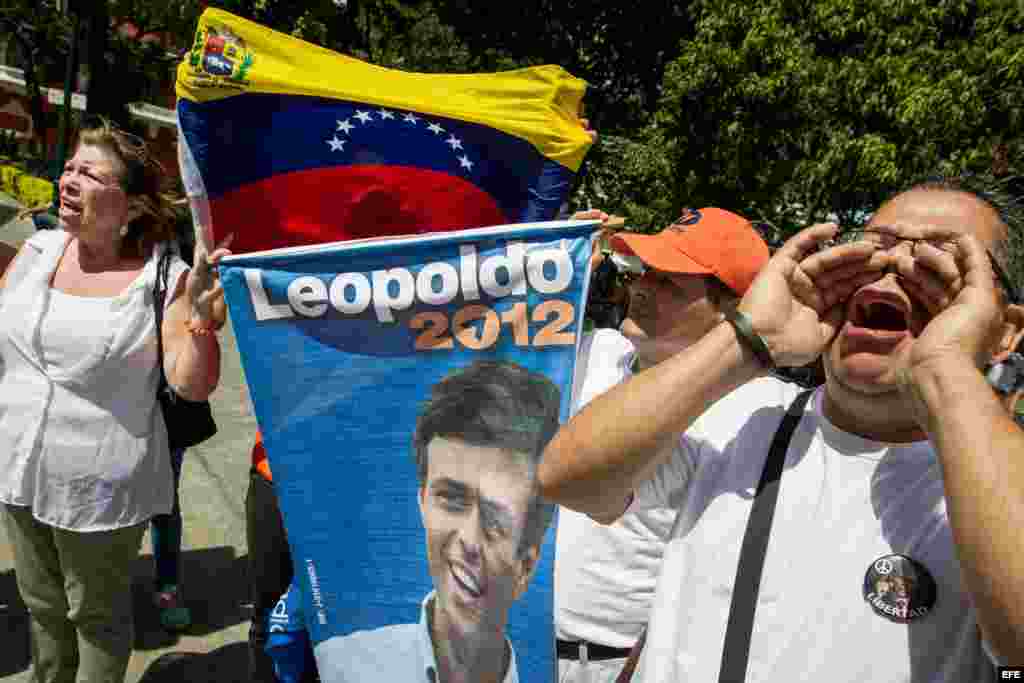 Un grupo de personas grita consignas y sostienen un afiche del líder opositor venezolano Leopoldo López hoy, viernes 4 de septiembre de 2015, afuera del Palacio de Justicia en Caracas. EFE