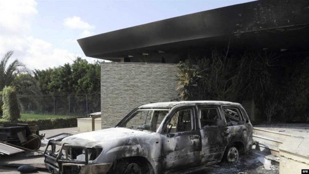 Vista de los restos carbonizados de un edificio del consulado estadounidense en Bengasi (Libia). Archivo.