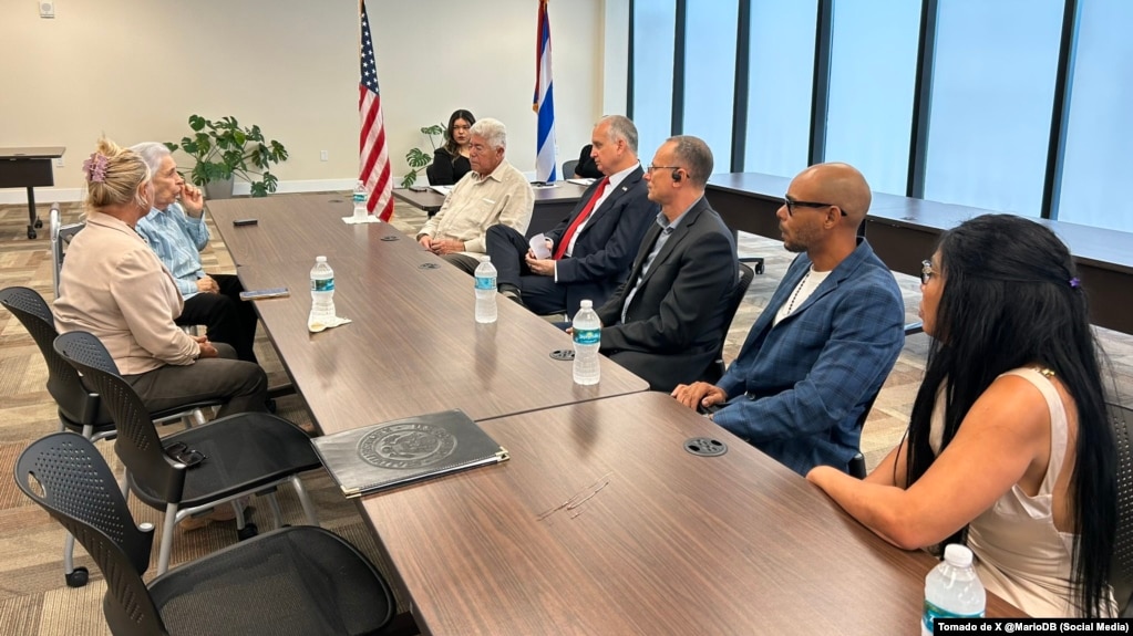 Reunión del representante Mario Díaz Balart con los ex presos políticos cubanos.