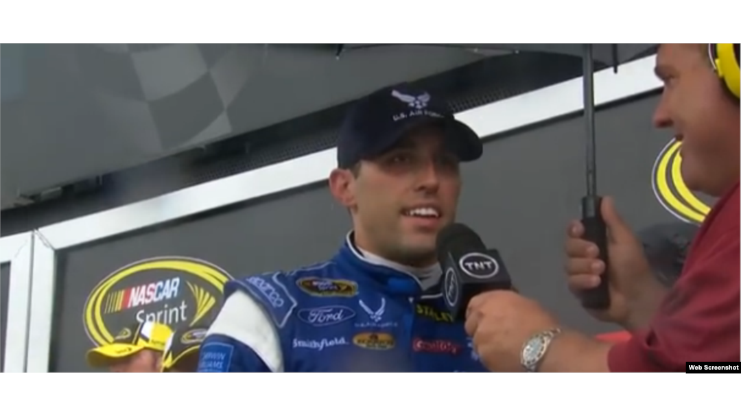 Aric Almirola es entrevistado tras su victoria en el Daytona International Speedway.