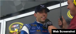 Aric Almirola es entrevistado tras su victoria en el Daytona International Speedway.