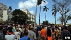 ARCHIVO. Cientos de personas hacen cola en un parque habanero frente a la Embajada de España en Cuba.