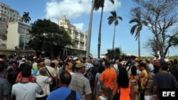Cientos de personas hacen cola en un parque habanero frente a la Embajada de España en Cuba (Foto: Archivo).