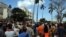 Cientos de personas hacen cola en un parque habanero frente a la Embajada de España en Cuba (Foto: Archivo).