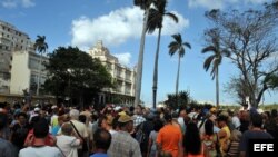 ARCHIVO. Cientos de personas hacen cola en un parque habanero frente a la Embajada de España en Cuba.