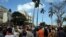 ARCHIVO. Cientos de personas hacen cola en un parque habanero frente a la Embajada de España en Cuba.