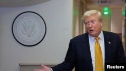 El presidente de EEUU, Donald Trump, habla con los periodistas en pleno vuelo.