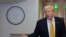 El presidente de EEUU, Donald Trump, habla con los periodistas en pleno vuelo.