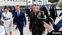 El jefe del Comando Sur de Estados Unidos, Francis Donovan, llega junto al Secretario de Guerra, Pete Hegseth, a la inauguración de la iniciativa Escudo de las Américas.