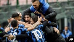 Matteo Darmian (derecha) del Inter de Milán celebra tras anotar el gol de la victoria en un juego ante Cagliari. (AP Foto/Luca Bruno)